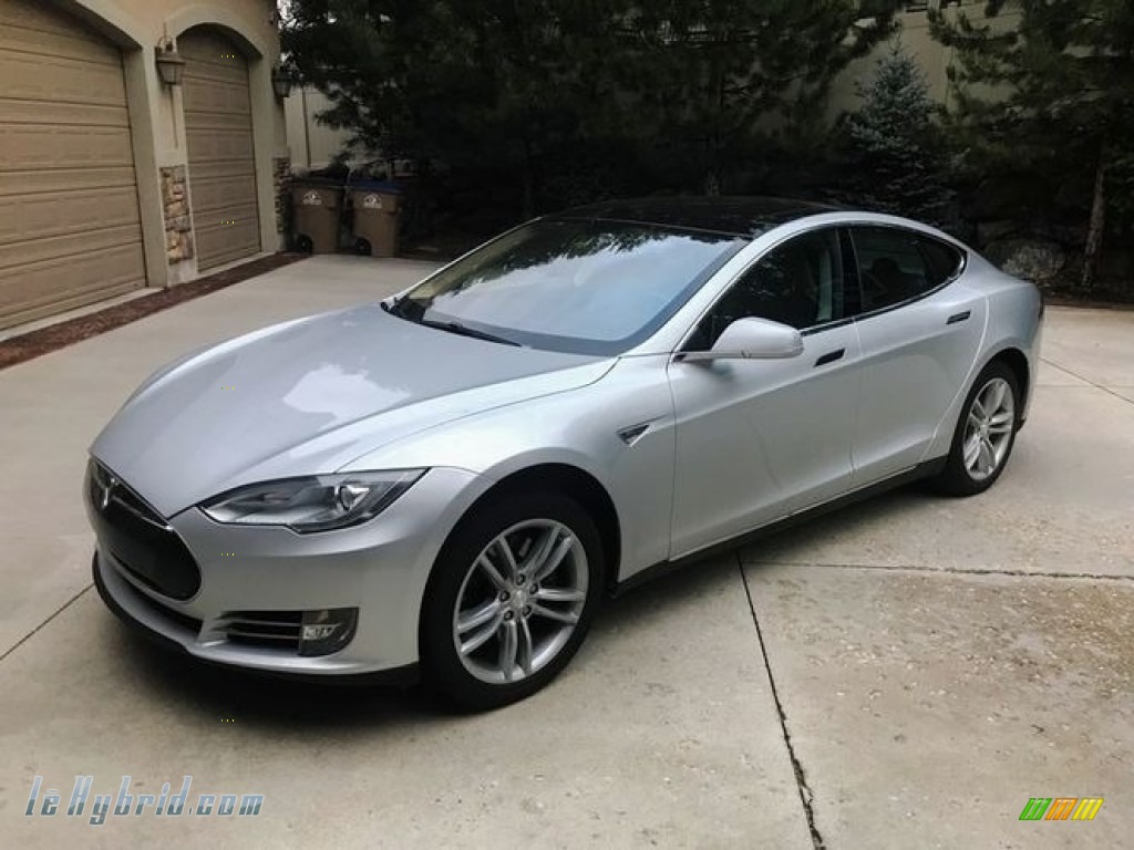 Silver Metallic / Grey Tesla Model S 