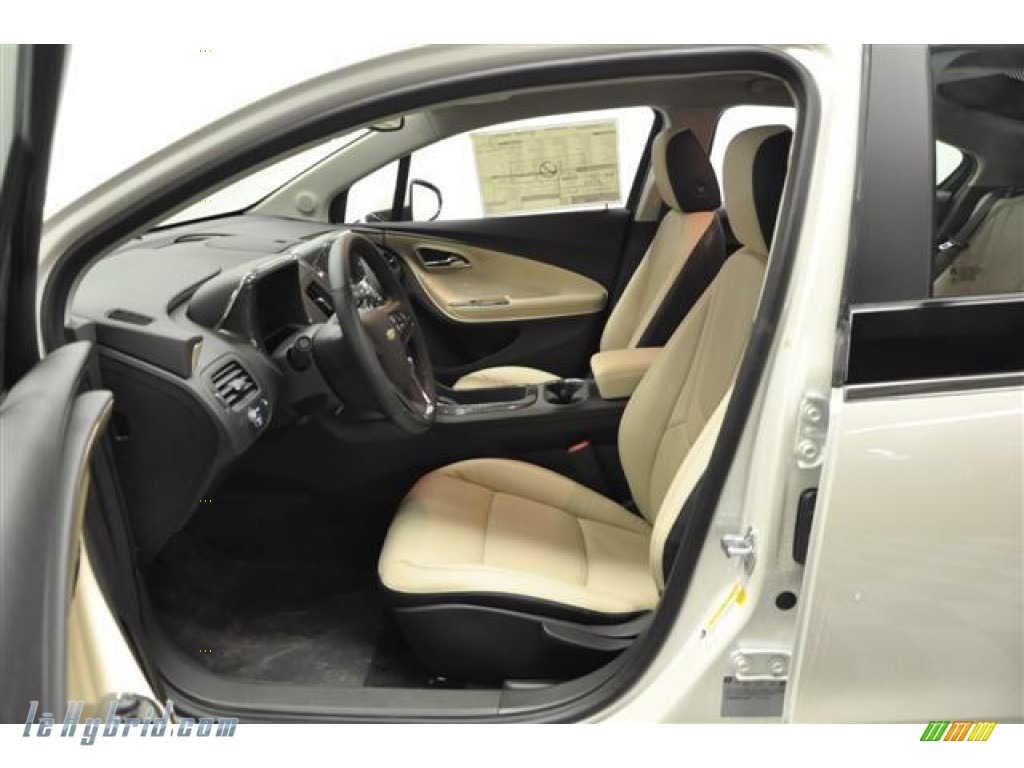 2012 Volt Hatchback - White Diamond Tricoat / Light Neutral/Dark Accents photo #8 2012 Volt Hatchback - White Diamond Tricoat / Light Neutral/Dark Accents photo #8