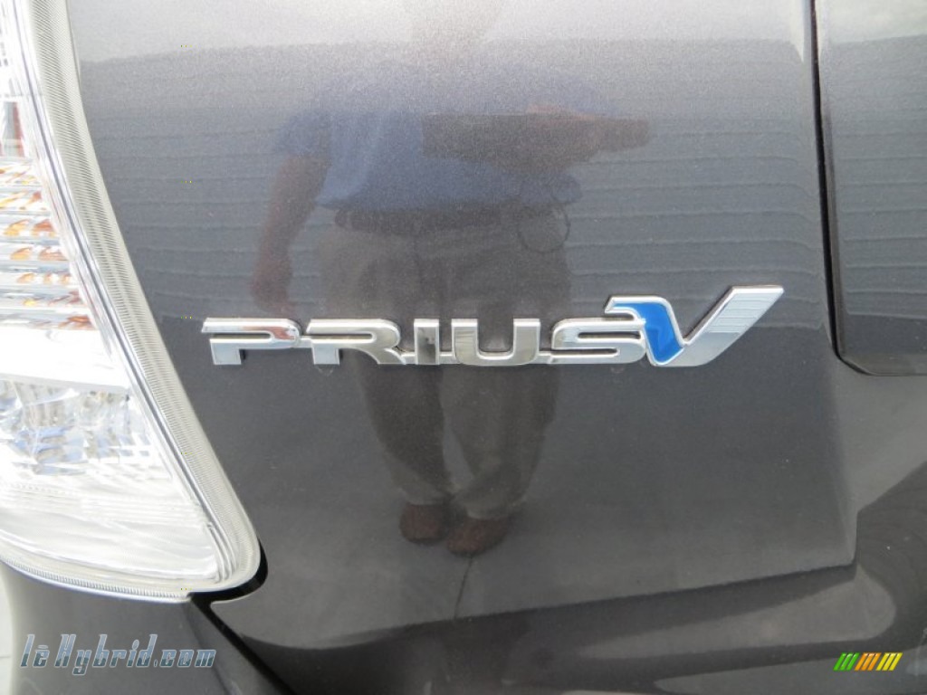 2013 Prius v Three Hybrid - Magnetic Gray Metallic / Dark Gray photo #15