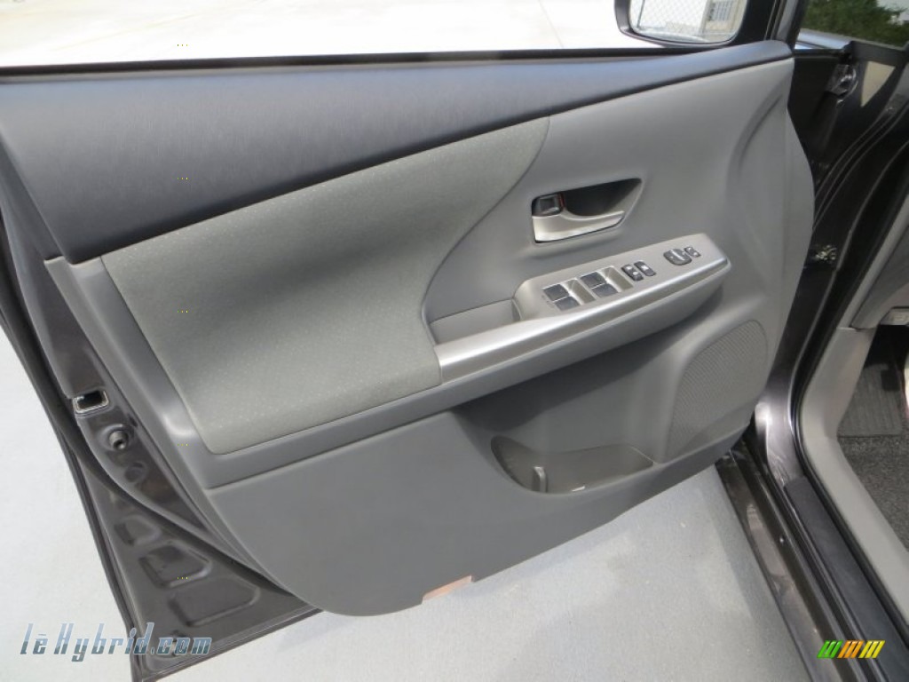 2013 Prius v Three Hybrid - Magnetic Gray Metallic / Dark Gray photo #25