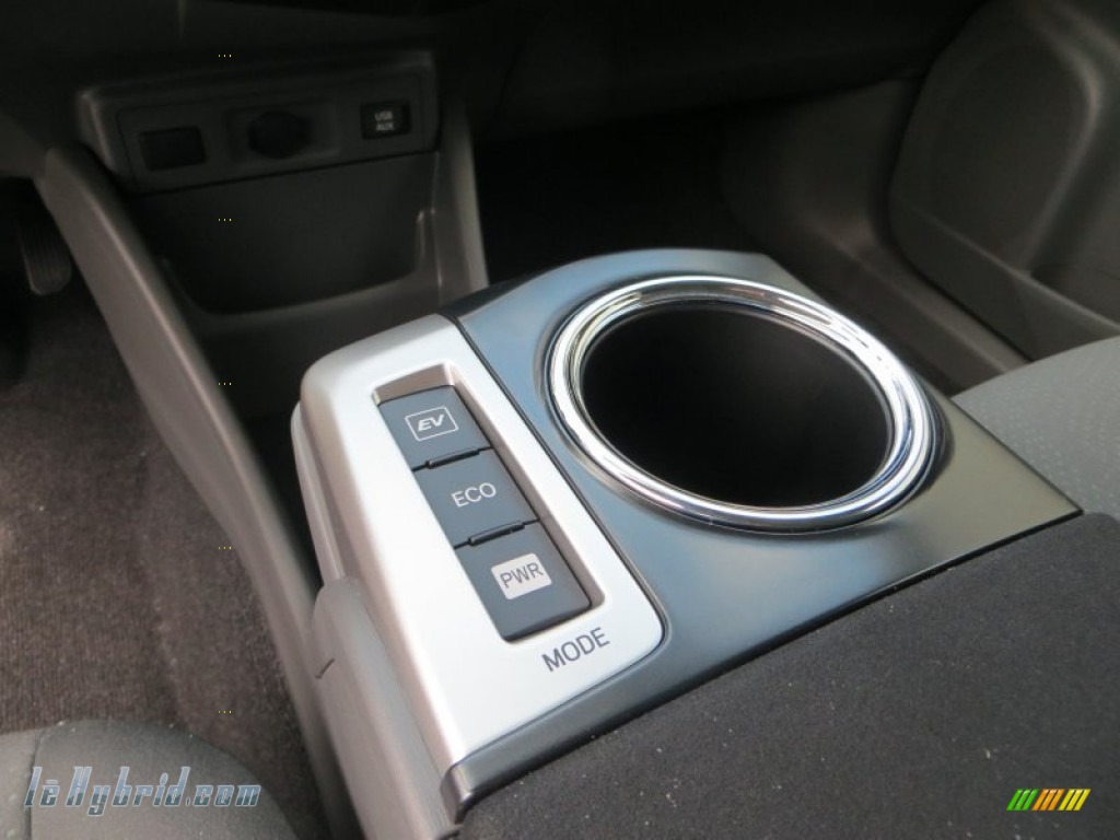 2013 Prius v Three Hybrid - Magnetic Gray Metallic / Dark Gray photo #35