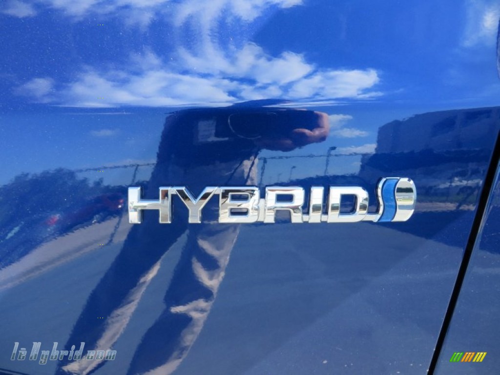 2013 Prius v Three Hybrid - Blue Ribbon Metallic / Dark Gray photo #12