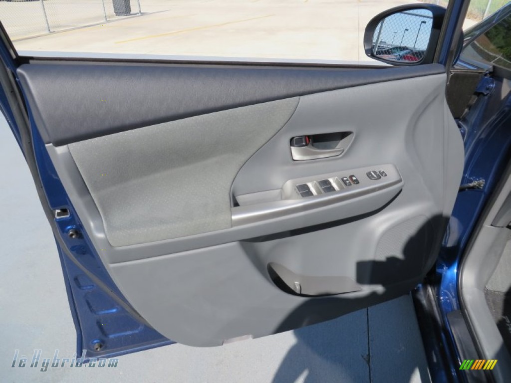 2013 Prius v Three Hybrid - Blue Ribbon Metallic / Dark Gray photo #24