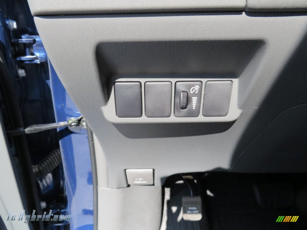 2013 Prius v Three Hybrid - Blue Ribbon Metallic / Dark Gray photo #36