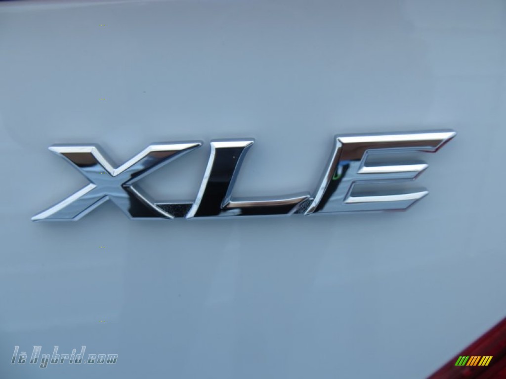 2014 Camry Hybrid XLE - Super White / Ash photo #16