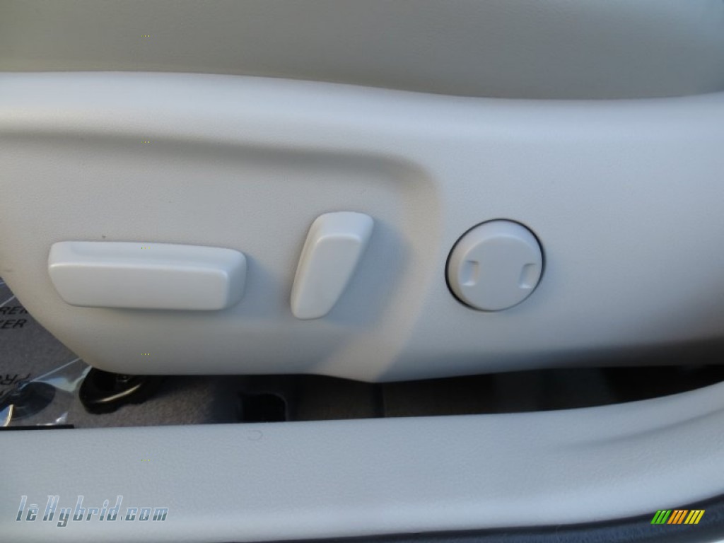 2014 Camry Hybrid XLE - Super White / Ash photo #30